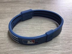 Chicago Cubs Phiten – Titanium Bracelet – Wristband S-Type – 6 3/4 inch