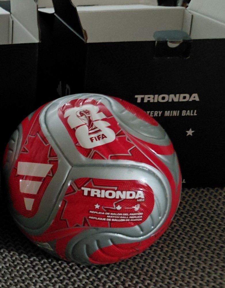 2026 FIFA WORLD CUP TRIONDA MYSTERY MINI SOCCER BALL…..”CANADA MINI BALL”.