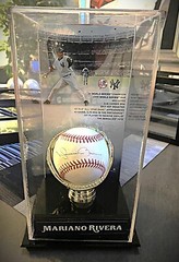 NY Yankees Mariano Rivera Authenticated Signed OML “652 Saves” Ball, Base, Case