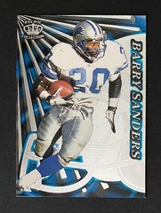 1997 Pacific Dynagon Prism – Silver Barry Sanders 50 HOF Legendary Running Back.