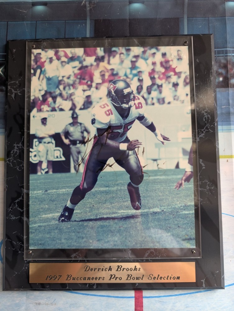 NFL Tampa Bay Buccaneers HoF Derrick Brooks Signed 8×10 Football Photo On Plaque