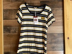 Iowa T-Shirt Womens Small NEW Top Student Alumni Striped Soft Tee Graduate Ug