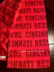 CINCINNATI REDS McAETHUR BEACH TOWEL 30″X60″ 100% COTTON 2009 ORIGINAL PACKAGE