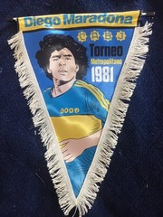 MARADONA – BOCA JRS. CHAMPION 1981 – (2) – Pennant 22 x 33 cm Fabric – Argentina